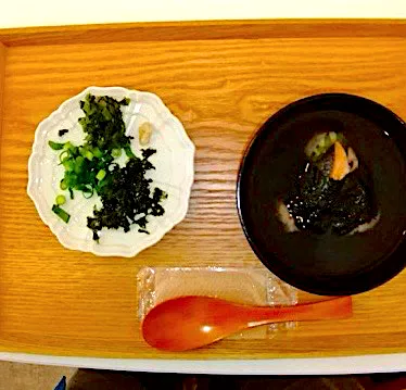 大須商店街食べ歩き　一汁おにぎり「ニギ」さんの鮭と大葉おにぎりのお茶漬け|なびさん