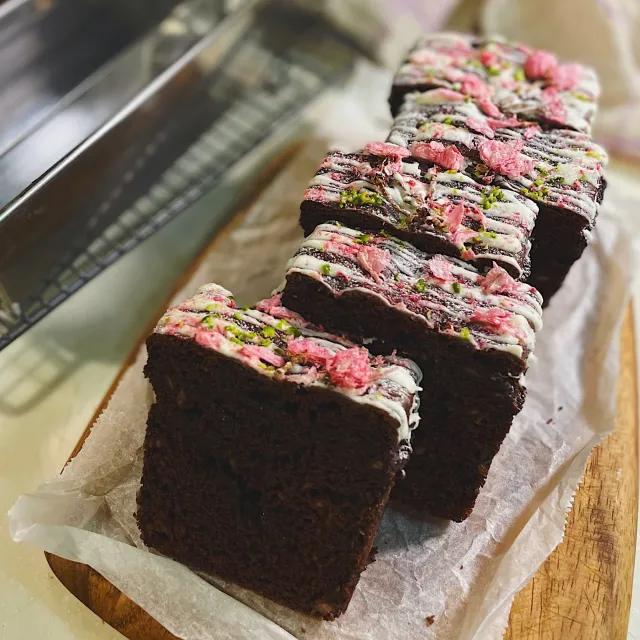 Snapdishの料理・レシピ写真:*･チョコと桜のパウンドケーキ🌸*･｜ホワイトデーはいちご＆桜スイーツで決まり！