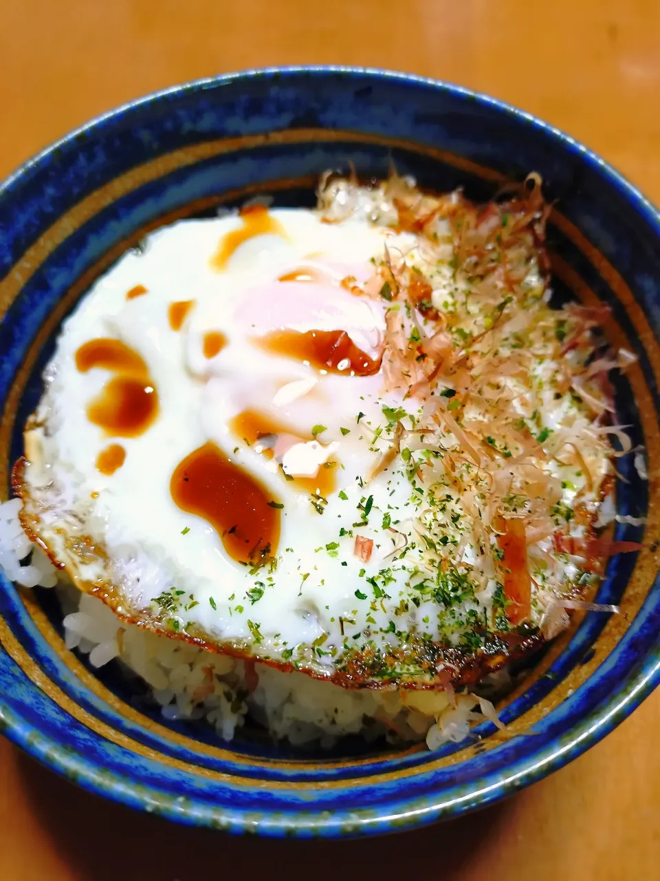 ちょっと焼きすぎた目玉焼きどんぶり|はるみさん