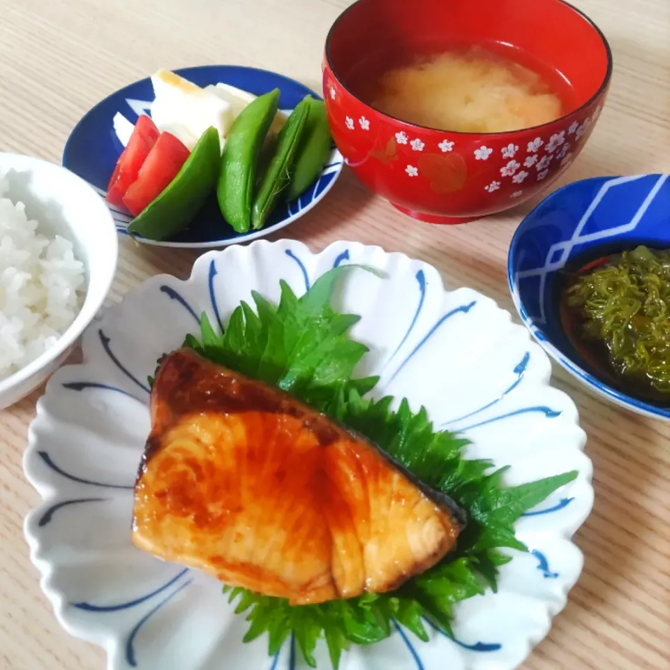 ぶりの照り焼き、スナップエンドウと長芋のポン酢がけ、めかぶ|ちゃいさん