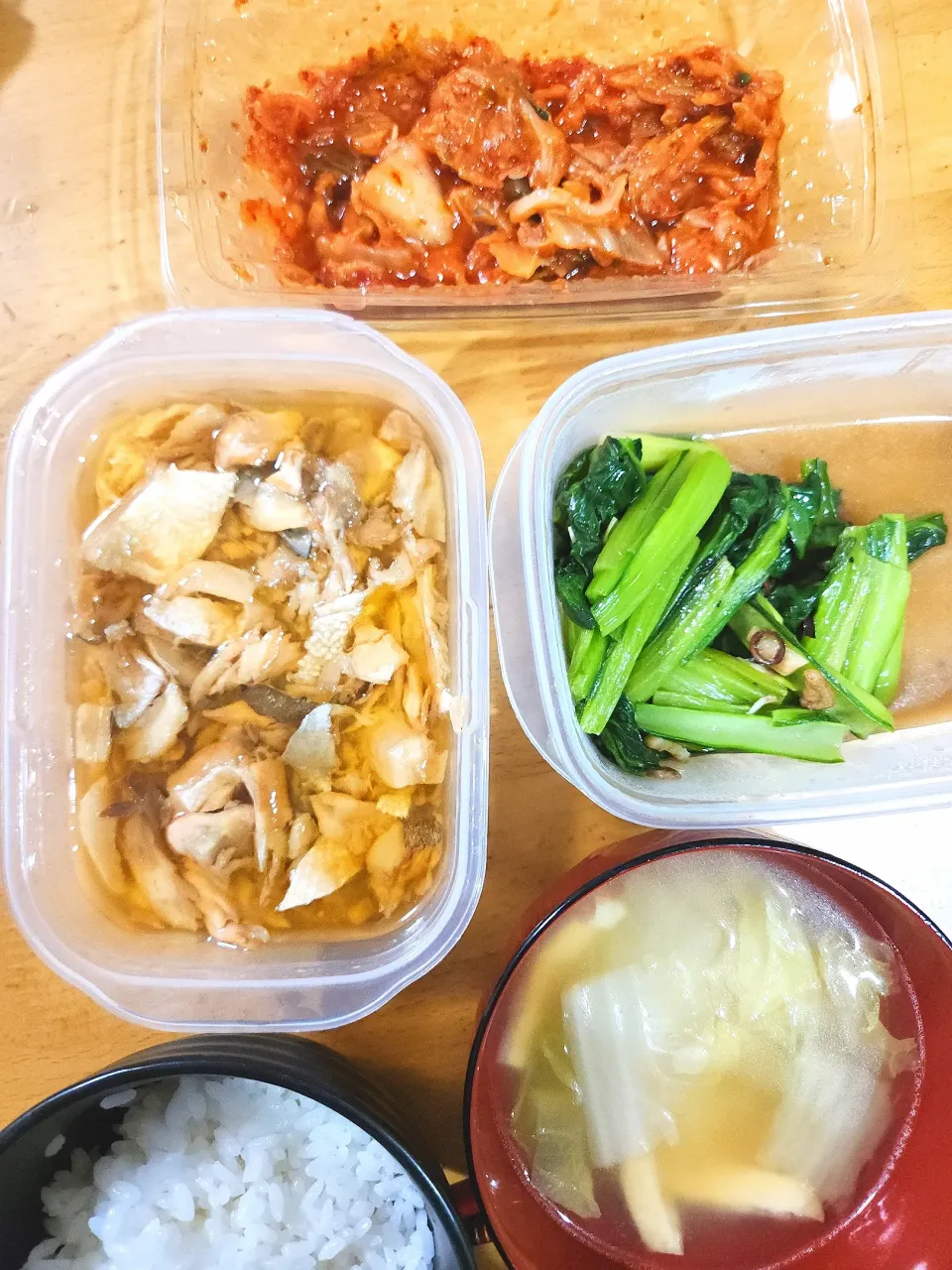 鮭のあら煮、白菜と油揚げの味噌汁、小松菜のにんにく炒め、キムチ|さきさん