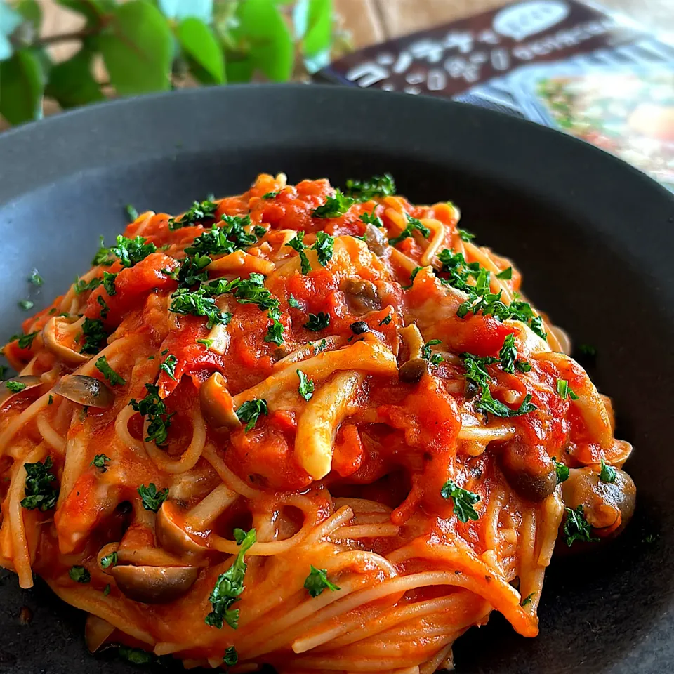 トマトとモッツァレラのレンチンパスタ🍝|みずほさん