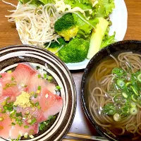 本日の夕食（ブリ丼、かけそば、サラダ）| サンドウィッチ伯爵さん