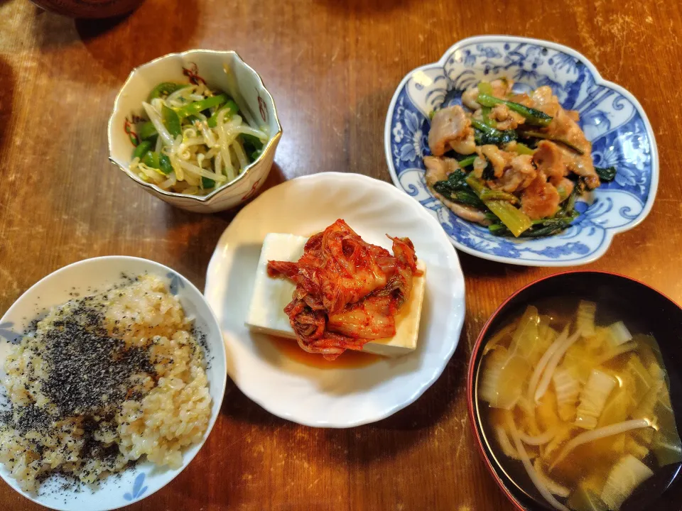 豚こま肉と小松菜生姜蒸し煮、もやしとピーマンごま酢和え、キムチ豆腐|りりこさん