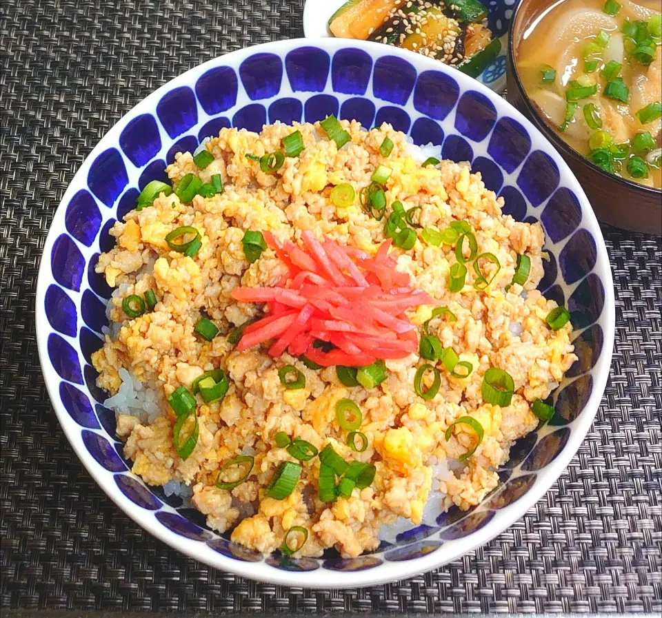 レンジで簡単♪オイみそ親子そぼろどーんでムスコの置きランチ|からあげビールさん