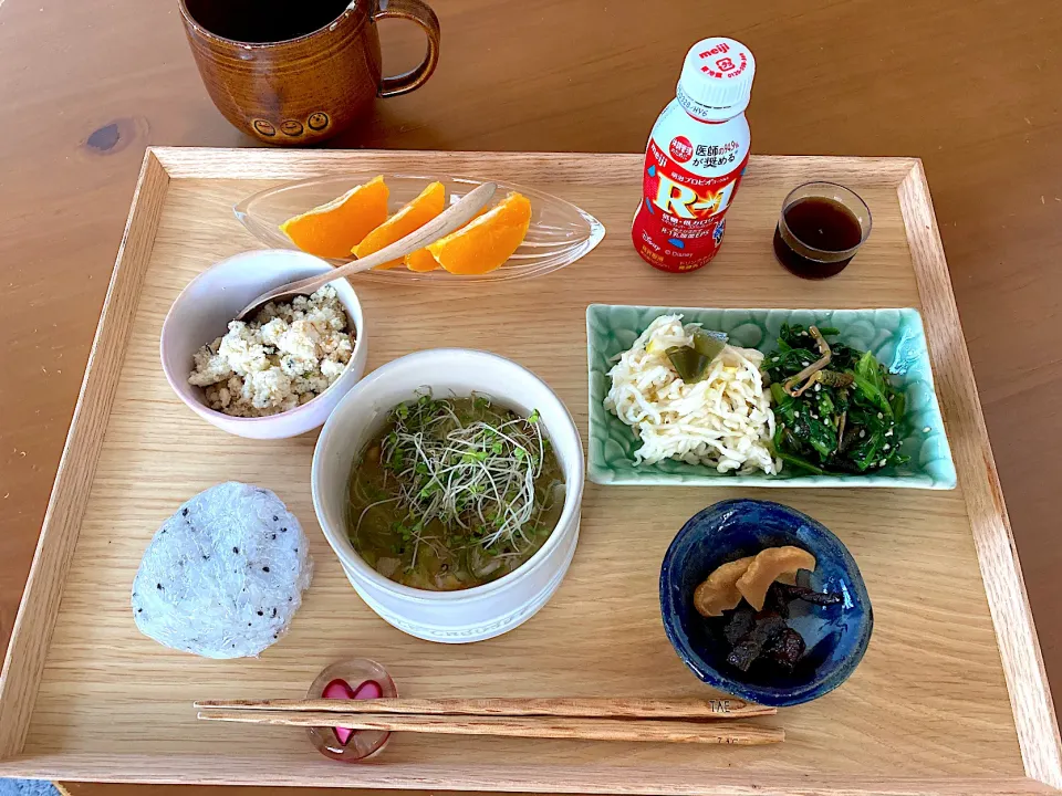 残り物とチョコちゃんから貰ったオレンジ🍊で朝ごはん|さくたえさん