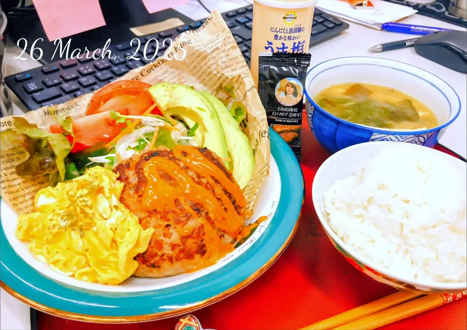 本日の日替わり弁当🍱
  手づくりハンバーグ   DELI STYLE

①手づくりハンバーグ  エリホットソース
②半熟スクランブルエッグ
③8種の野菜サラダ  うま塩ドレッシング
④厚揚げと青菜のみそ汁
⑤ご飯（白米）|TakeBooさん