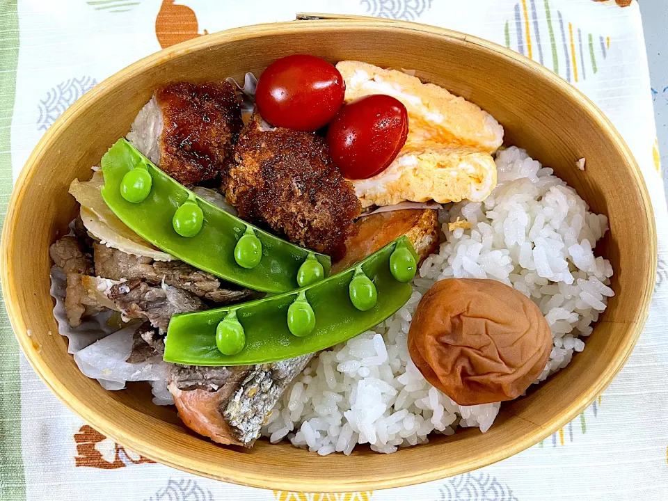 焼鮭、肉じゃが、味噌カツ、玉子焼🍱|なお🅿️さん