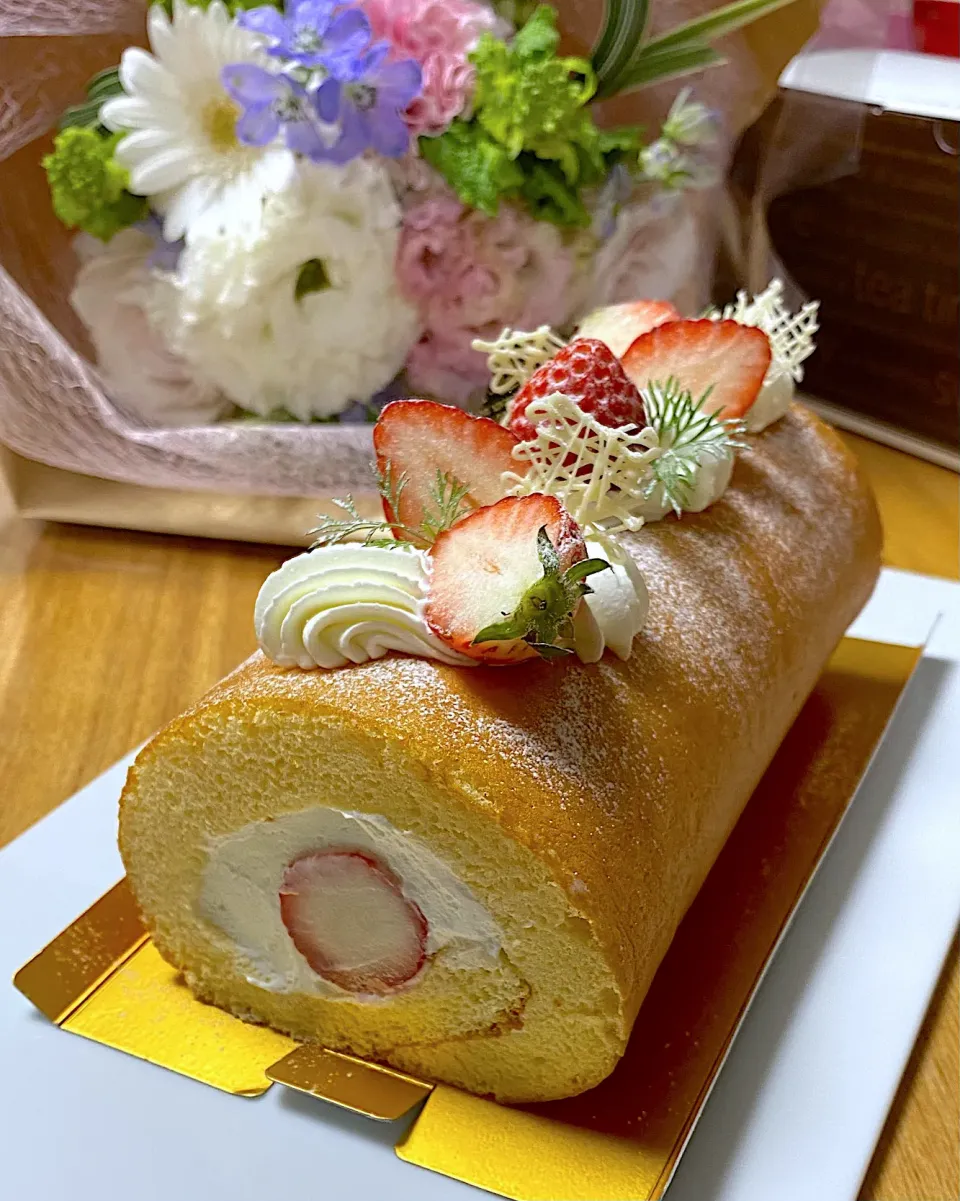 卒業おめでとう〜！のお祝い苺ロールケーキ|sakurakoさん