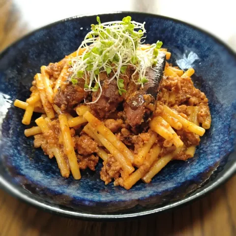 「料亭の味 フリーズドライつぶみそ ボトル」を使ってみたSnapdishの料理・レシピ写真:イワシの味噌煮缶とミートソースのショートパスタ😂🐟️🍝