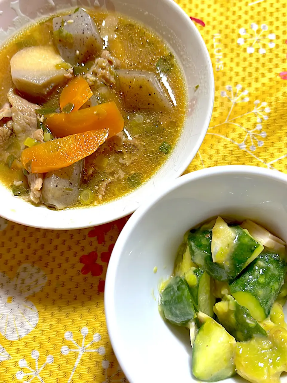 里芋と牛肉の旨煮　アボカド🥑サラダ|4jinoanataさん