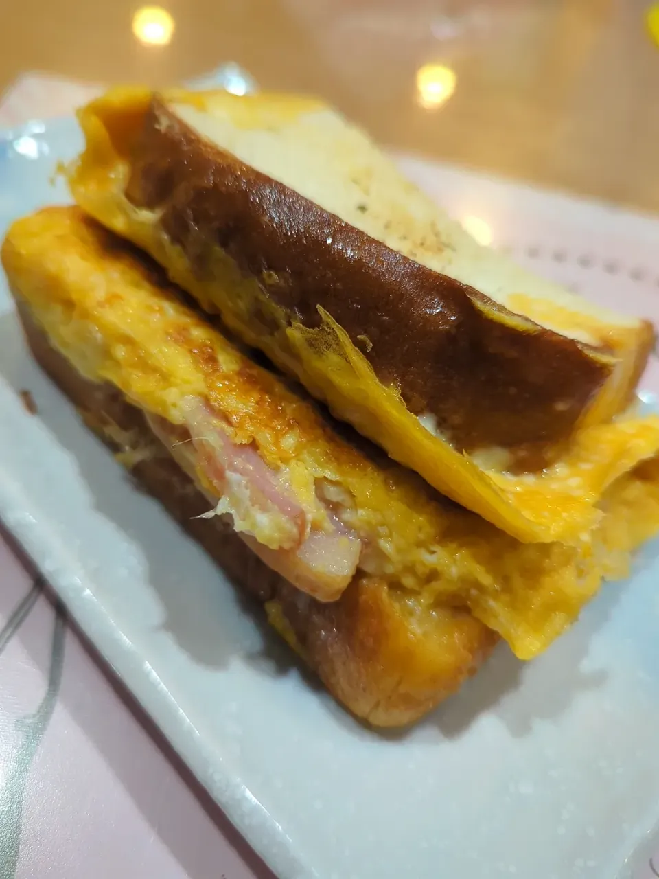 卵焼き器でベーコンチーズエッグトースト😋|みぽりん♪さん