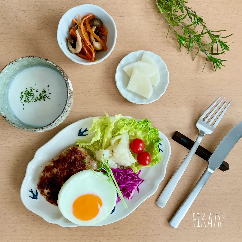 目玉焼きのせちゃうよね の ハンバーグ|FIKA789さん