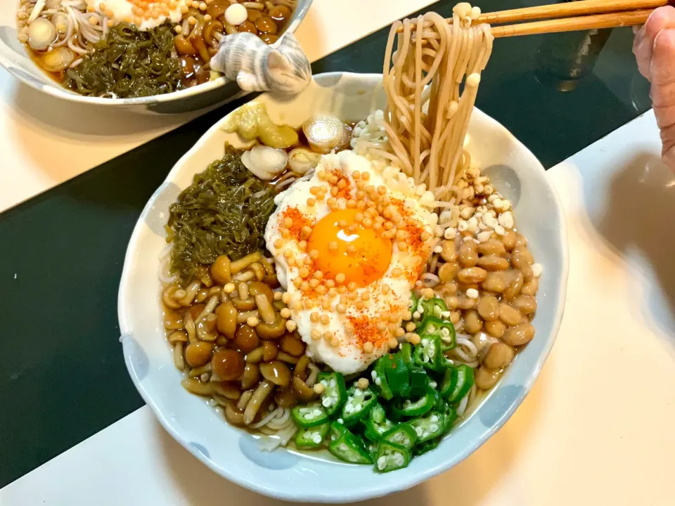 ネバネバ大会！
大和芋、オクラ、納豆、めかぶ、なめこ。。。のお蕎麦|Takeshi  Nagakiさん