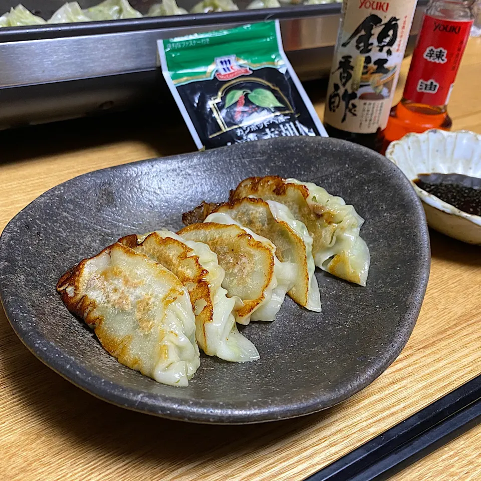 ユウキさんのシンプル焼き餃子（鎮江香酢+完熟赤胡椒ダレで）|sakurakoさん