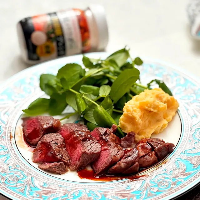 Snapdishの料理・レシピ写真:牛ヒレ肉のステーキと塩糀パウダー🎵｜ワインがすすむ！簡単おつまみで乾杯しよう♪