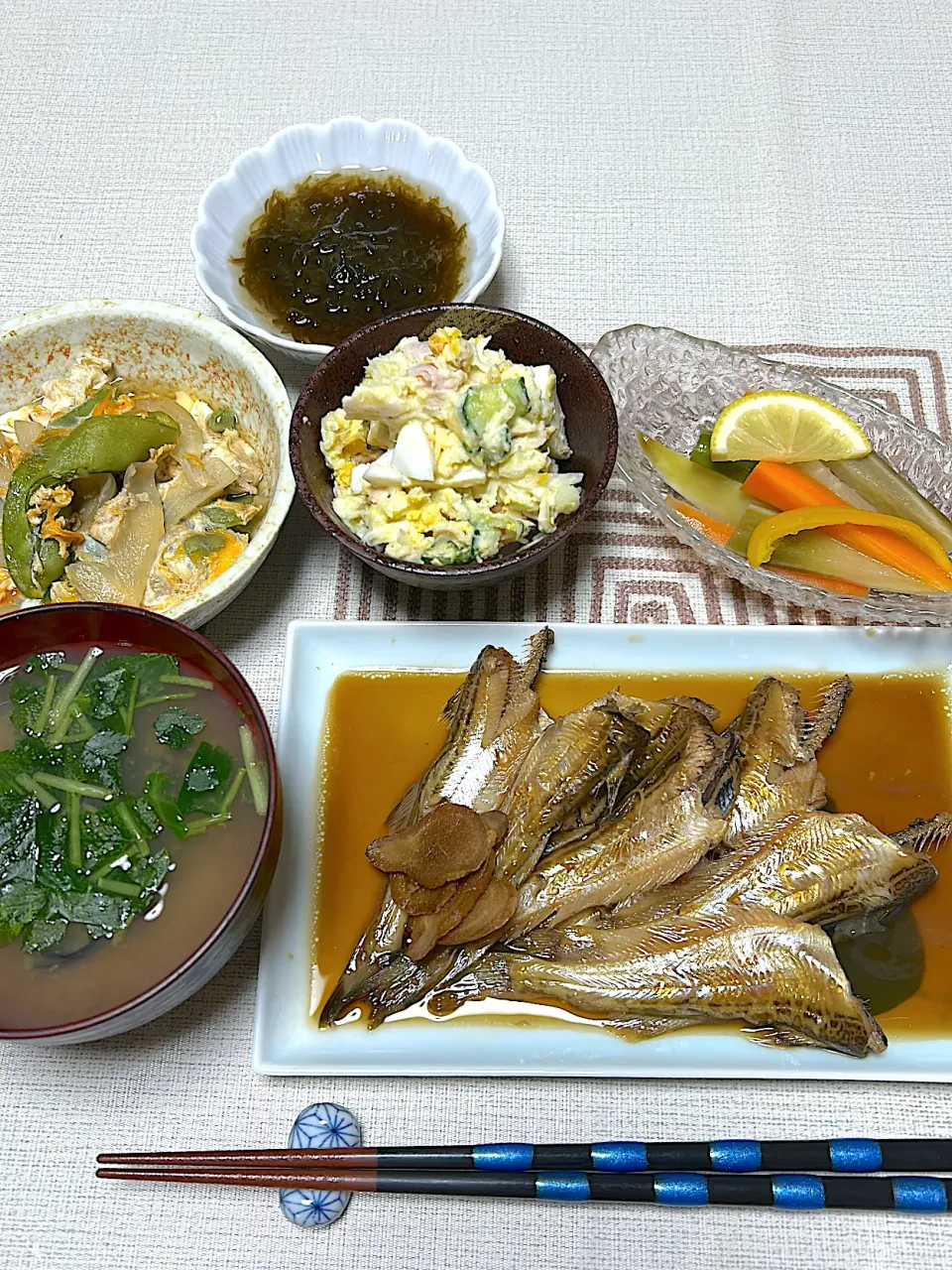 和夕食　ハタハタ煮付け　シジミ味噌汁　新玉と砂糖いんげんの玉子とじ　新ジャガとさつまいもサラダ　もずく酢　ピクルス|まゆさん