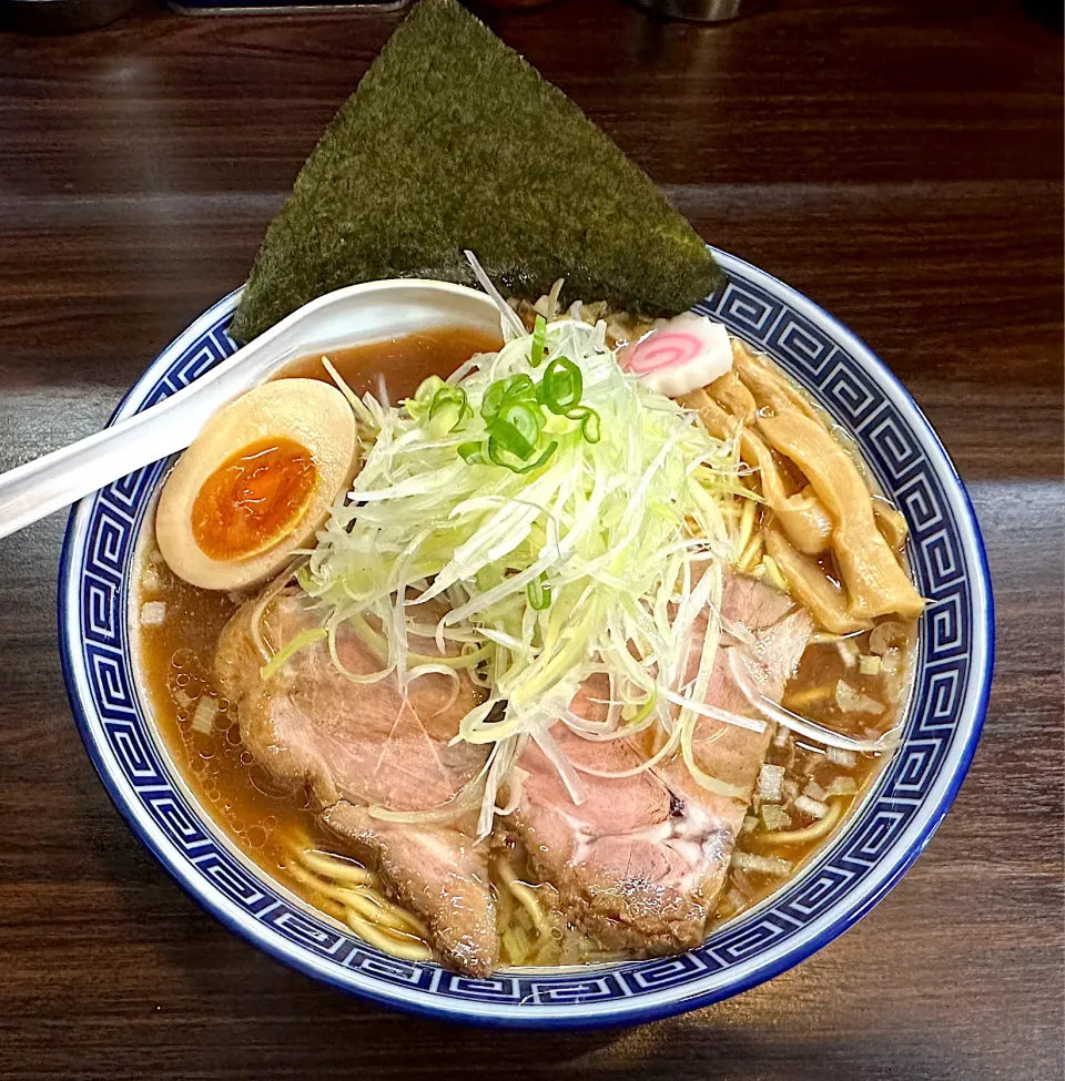 旭川醤油ラーメン@厚木くまおやじ　¥890  味噌ラーメンの美味しいお店だけど今日は醤油。　スープはかなり濃いめ|BUBUさん