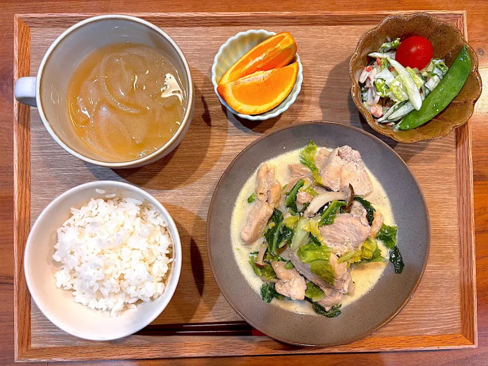 鶏むねとキャベツの麺つゆマヨ炒め、カニカマサラダ、オニオンスープ、オレンジ|cocomikaさん