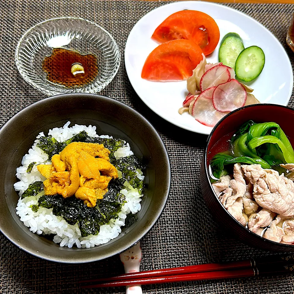 ウニ丼、豚ロースと青梗菜のすまし汁、舞茸とラディッシュの酢漬け＆サラダ|柚子きりかさん