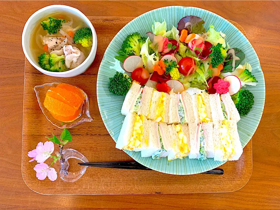 たまごサンドとハムチーズ胡瓜サンドのおぼんごはん|すずさん