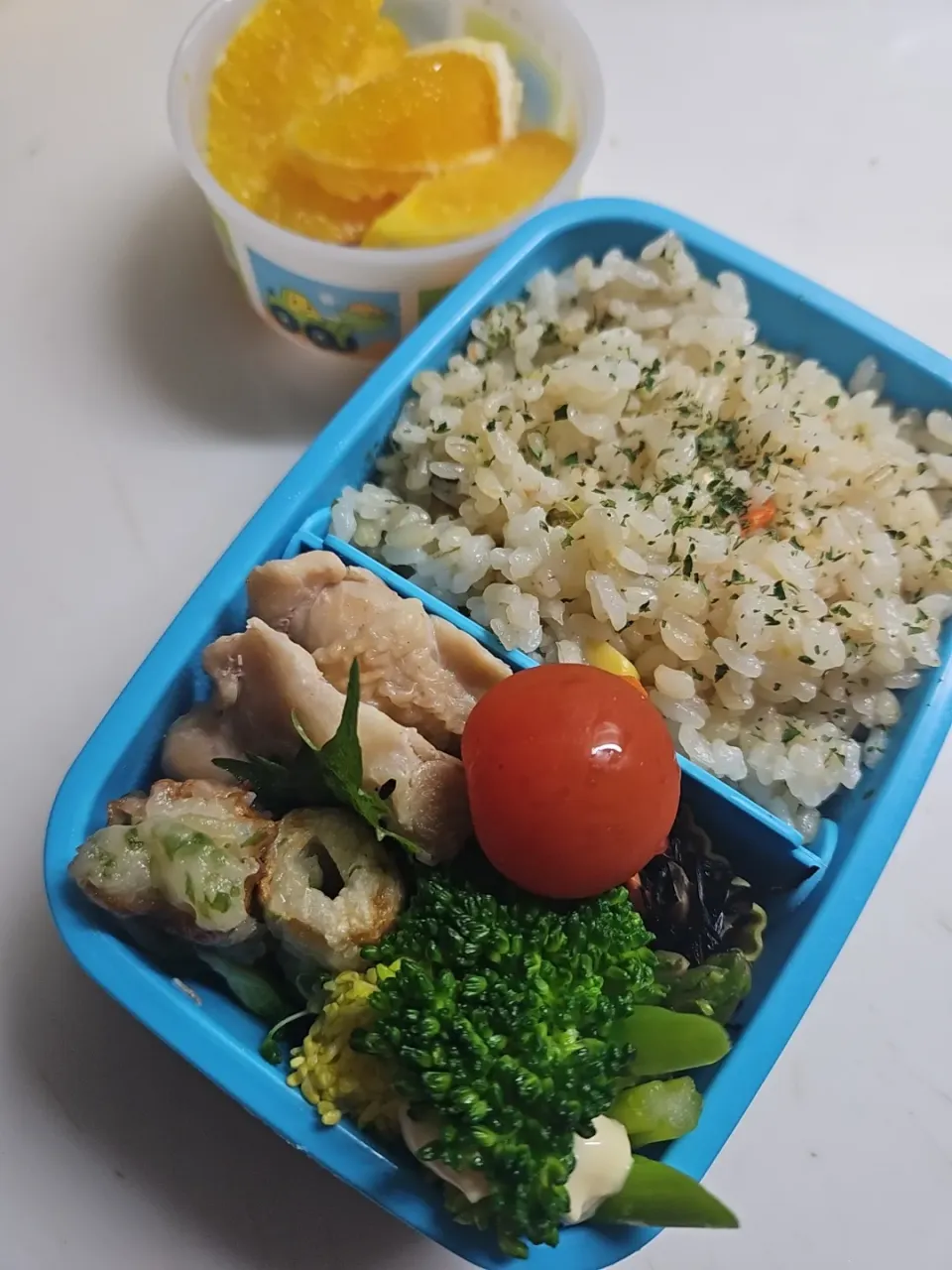 ☆小学生弁当☆もち麦入り海老ピラフ、焼き鶏、竹輪磯揚げ、ひじき、アスパラ、ブロッコリー、ミニトマト、オレンジ|ｼｮｺﾗさん