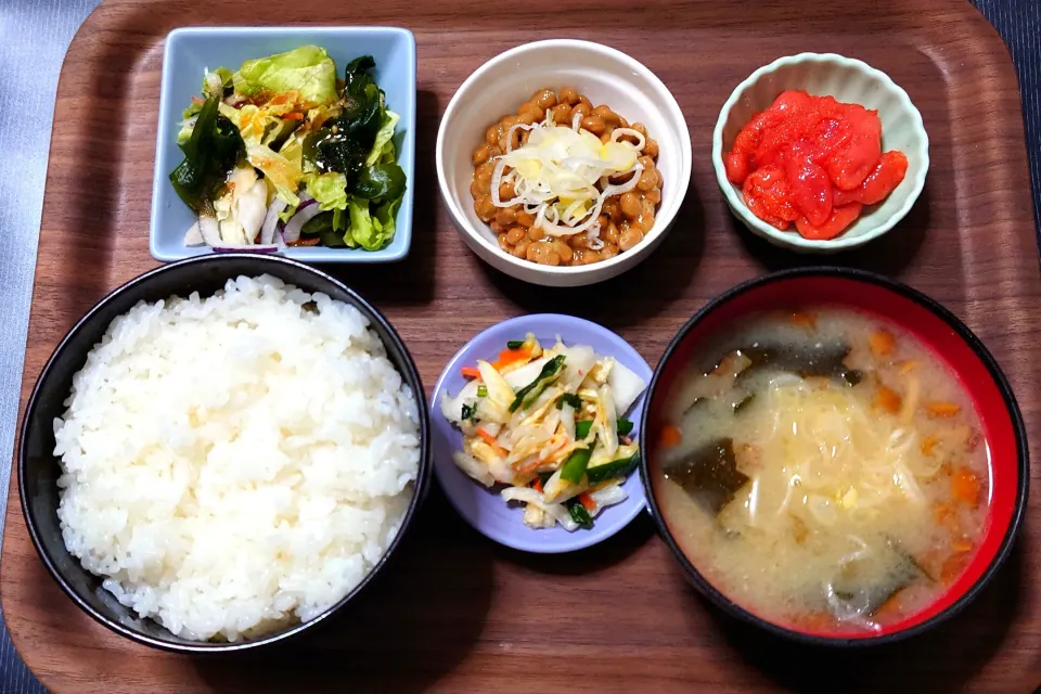 今日の朝ごはん（ごはんは新潟県産ミルキークイーン、辛子明太子（切子）、納豆、チョレギサラダ、なめことわかめのみそ汁、白菜漬）|Mars＠釜飯作り研究中さん