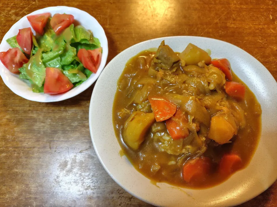 カレーライス、レタスとトマトのサラダ|りりこさん