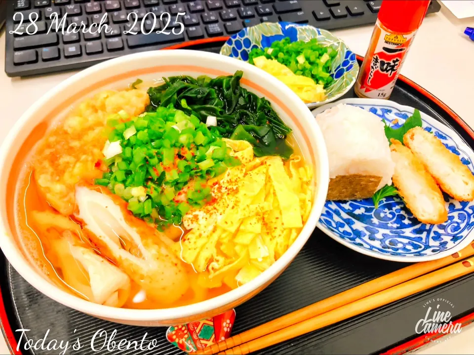 本日の日替わり弁当🍱
  温うどん＋おにぎり  DELI STYLE

①温うどん
  （市販かき揚げ1/2・わかめ・
                             錦糸たまご・ちくわ・青ネギ）
②追い錦糸たまご・青ネギ
③三角おにぎり（山海ぶし）
④海老カツ|TakeBooさん