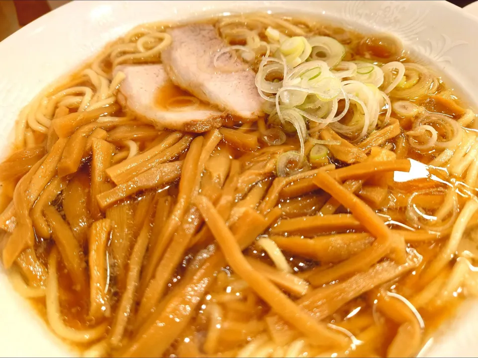【1956年創業】 
中華そば 共楽 
竹の子そば (葱多め、1,050円) 
＋麺大盛 (50g、50円) 
＋生卵 (別椀、50円) 
@銀座2分、銀座一丁目、東銀座 
(JR東京駅から徒歩13分) 
25085
〈醤46塩16噌󠄀9タ3昆5出3F3冷0〉|大脇さん