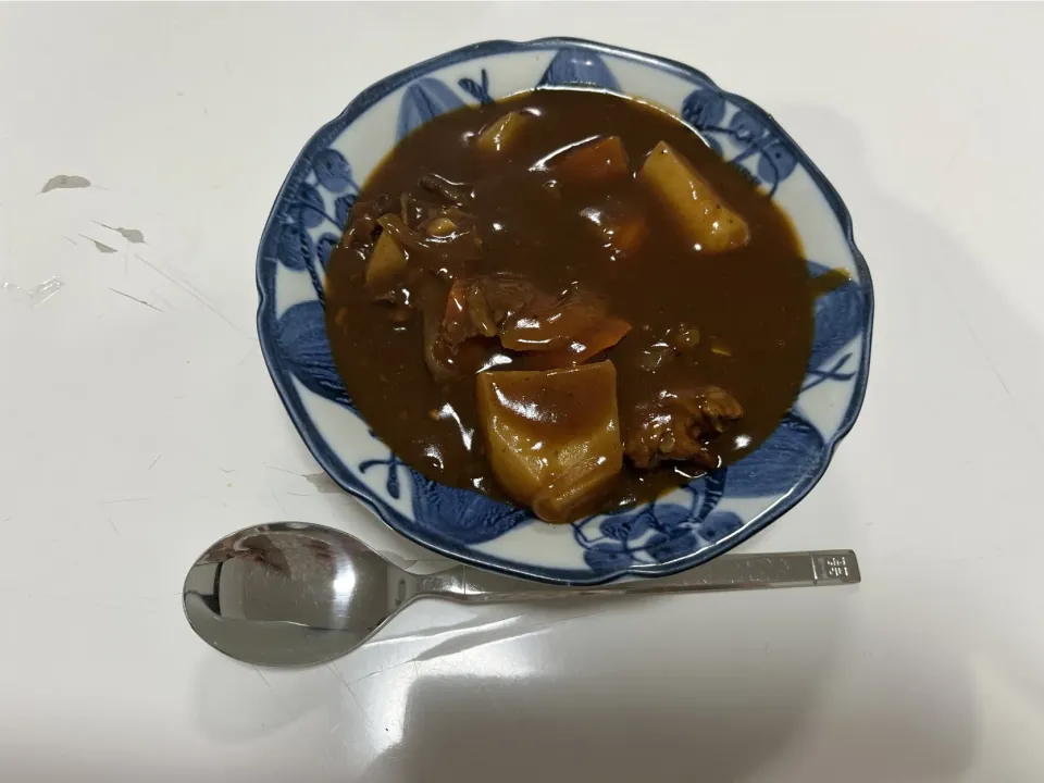 ママ友に貰ったビーフシチューシチューのルゥで☆ポークシチュー。母以外は白米付きでおかわり٩( ᐛ )و|Saharaさん