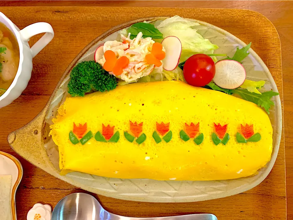 チューリップオムライスのおぼんごはん|すずさん