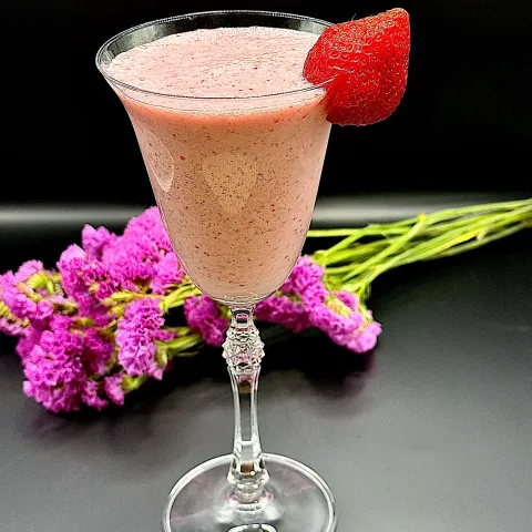 「おいしい雪印メグミルク牛乳 230ml」を使ってみたSnapdishの料理・レシピ写真:いちご🍓スムージー