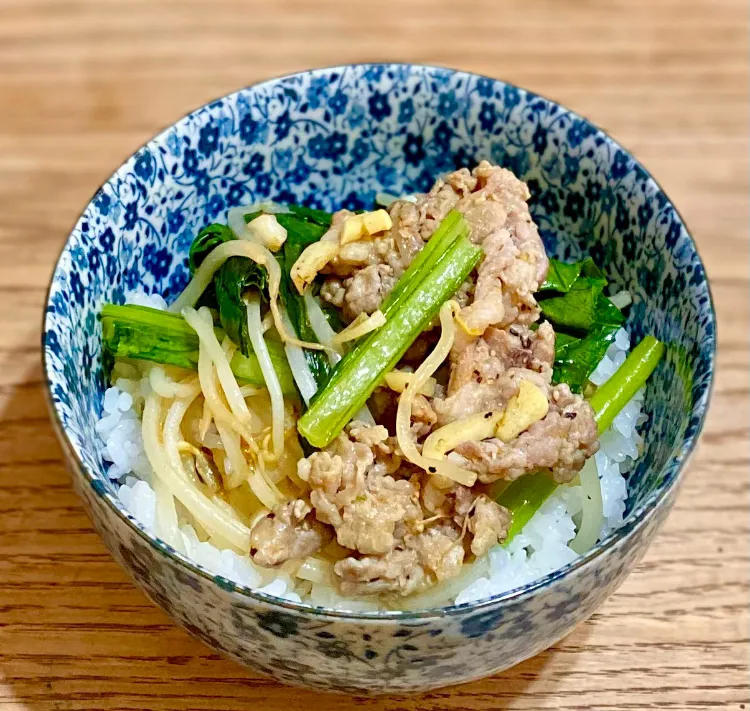 「豚と青菜の梅こんぶ茶焼き」
玉子焼き、常備菜、味噌汁を添えて
朝ごはん💦|ばくあんしゃさん
