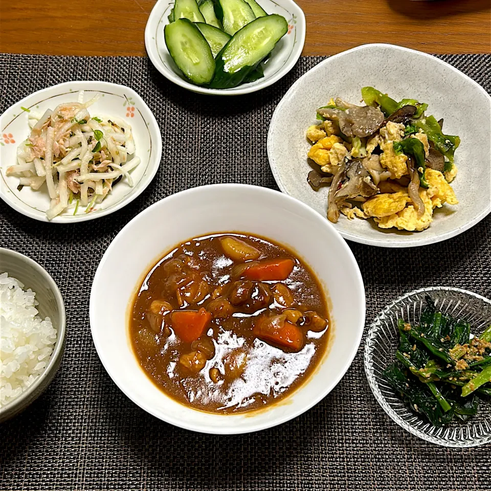 チキンのブラウンシチュー、春キャベツと舞茸の炒め物、大根ツナサラダ、ほうれん草のおひたし|柚子きりかさん