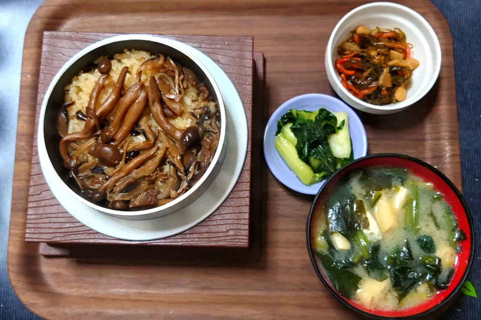 今日の朝ごはん（きのこ釜飯にほうれん草と油揚げとわかめのみそ汁、やわらか菜漬、切り昆布煮）|Mars＠釜飯作り研究中さん