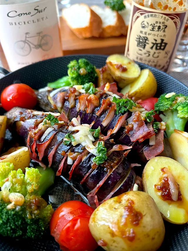 Snapdishの料理・レシピ写真:【食卓を紡ぐおたより便】醤油こうじ de ハッセルバック茄子｜万能すぎる『醤油こうじ』レシピ集！