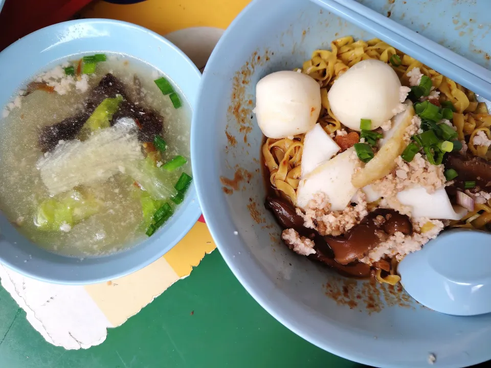 Saturday lunch Minced pork fishballs noodles with chilli vinegar crispy pork lard 😋😍💕💕💕|🍒lynnlicious🍒さん