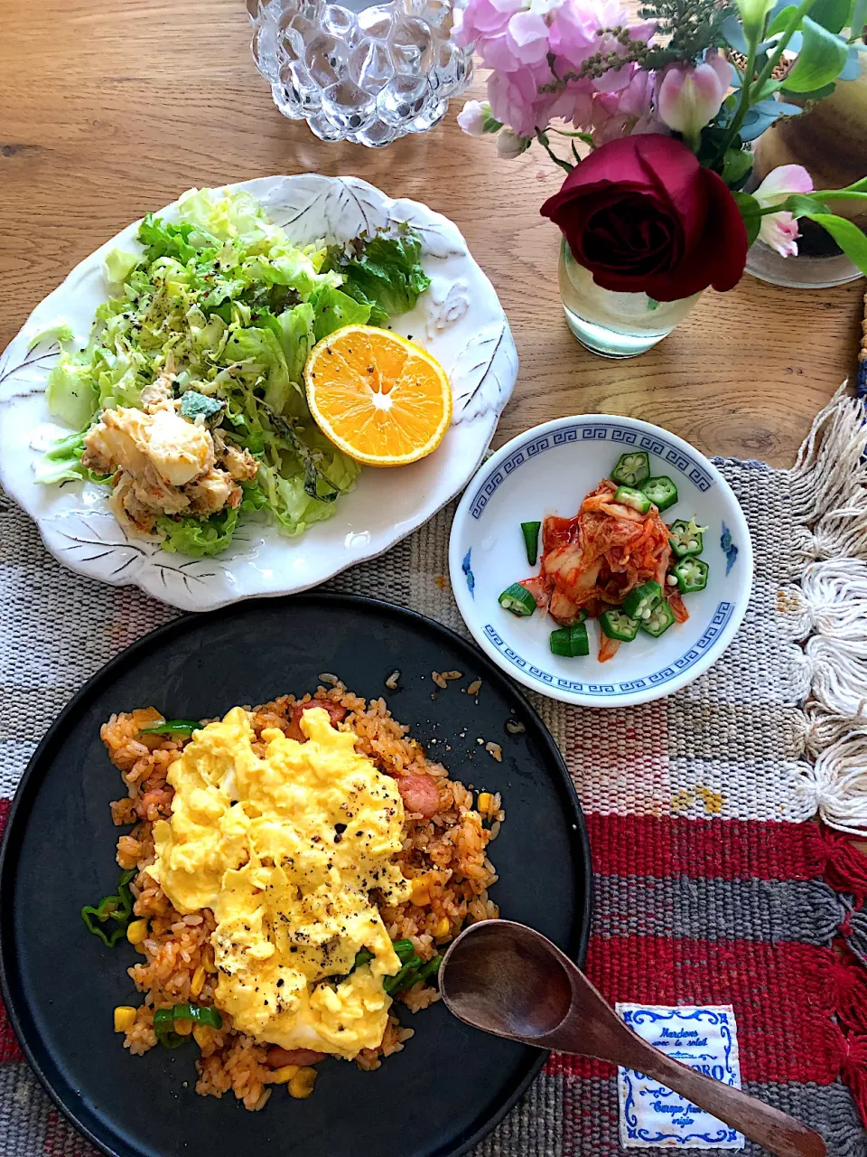 オムライス🍅🍳🍚レモンで頂くサラダ🍋🥗少しポテサラとオクラとキムチ✨|Tina Tomoko😋さん