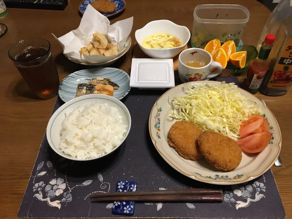 ご飯、コロッケ、トマト、焼き魚盛り合わせ、納豆、フライドポテト、バターコーン、胡麻高菜漬け、烏龍茶、ネーブル、ミックスフルーツジュースゼリー(夕飯)|enarinさん