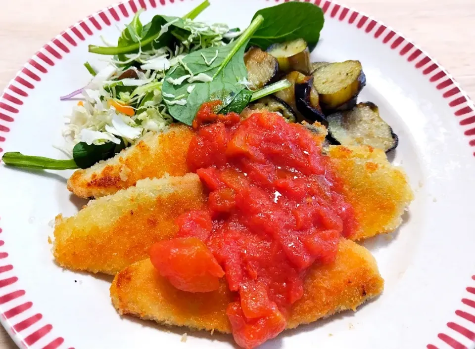 2025 0329　秋鮭のカツレツトマトソース　サラダ|いもこ。さん
