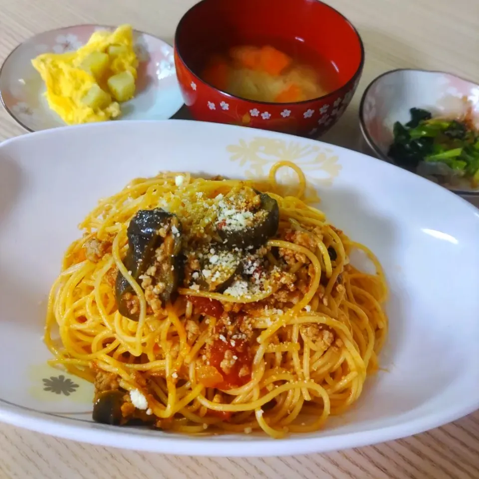 なすとひき肉のトマトスパゲティ、かぼちゃとさつまいものオムレツ、ほうれん草のおひたし|ちゃいさん