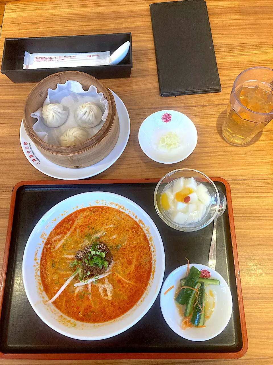 今日のランチは星が丘テラスの「上海湯包小館」さんで四川担々麺と小籠包のセットをいただきました。これから東山植物園でぼっち花見をしますが、今朝、名古屋で2番目に高い（と言っても標高111.6mですが）親鸞山に登った後、星が丘まで約4キロ歩いてきてお腹ぺこぺこなので、花見の前にまずは腹ごしらえです。|なびさん