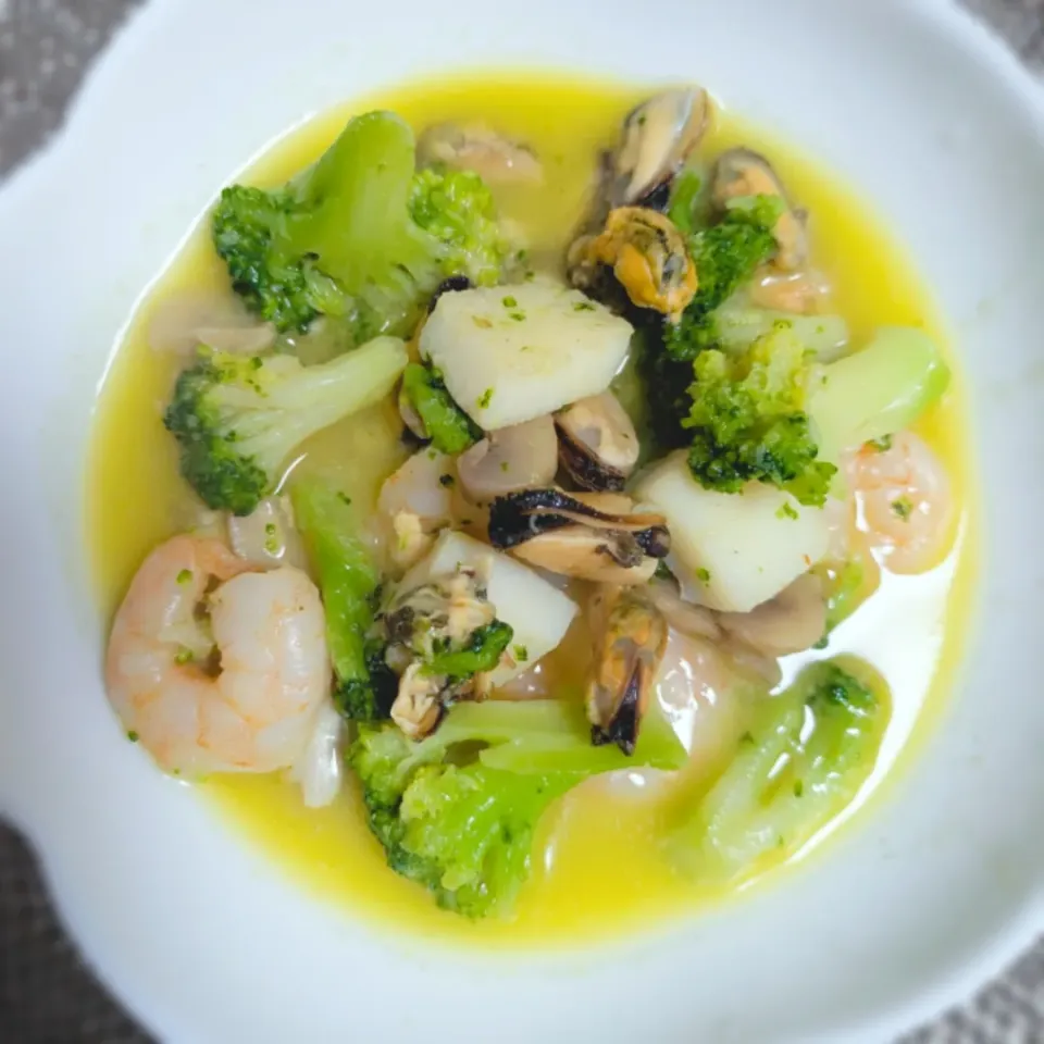 魚介とブロッコリーのアヒージョ|闇夜の狸さん