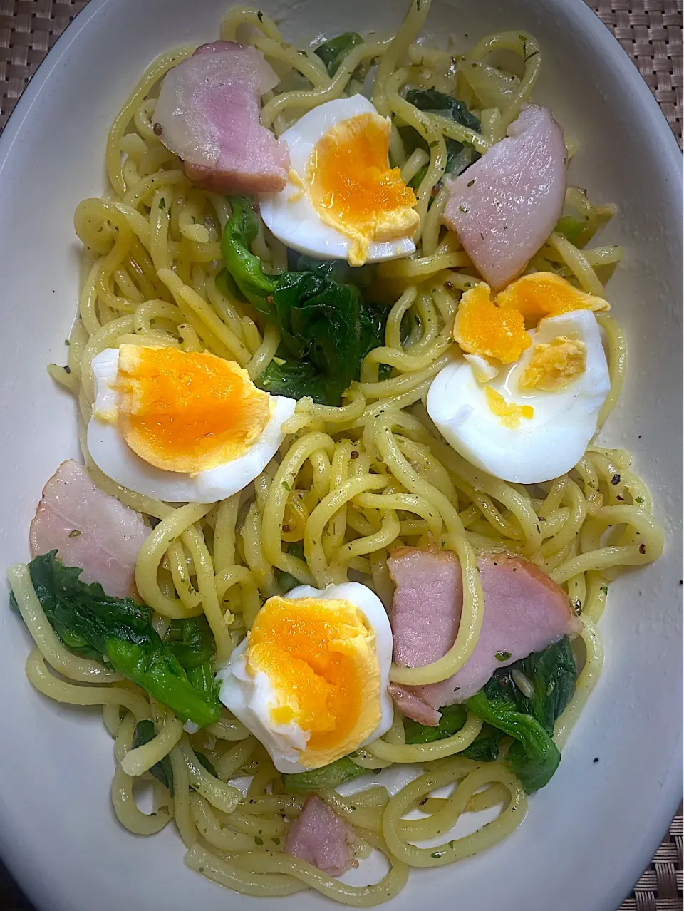 菜の花とベーコンのガーリックパスタ🥓🧄|すくらんぶるえっぐさん