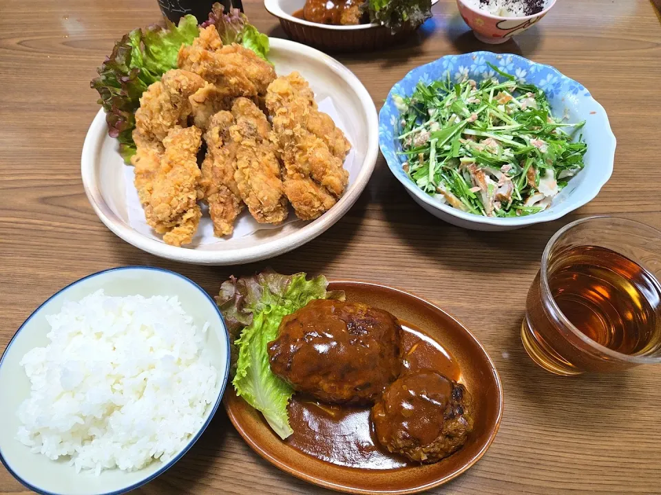 フライドチキン・煮込みハンバーグ・ちくわのサラダ・ご飯🌺|chiyukiさん