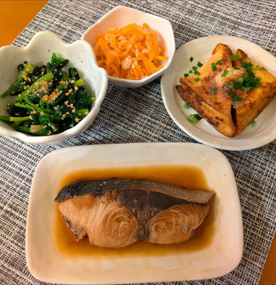 ☆ぶり照焼　☆焼き生厚揚げ　☆ほうれん草ピーナッツ和え　☆キャロットラペ|chikakoさん