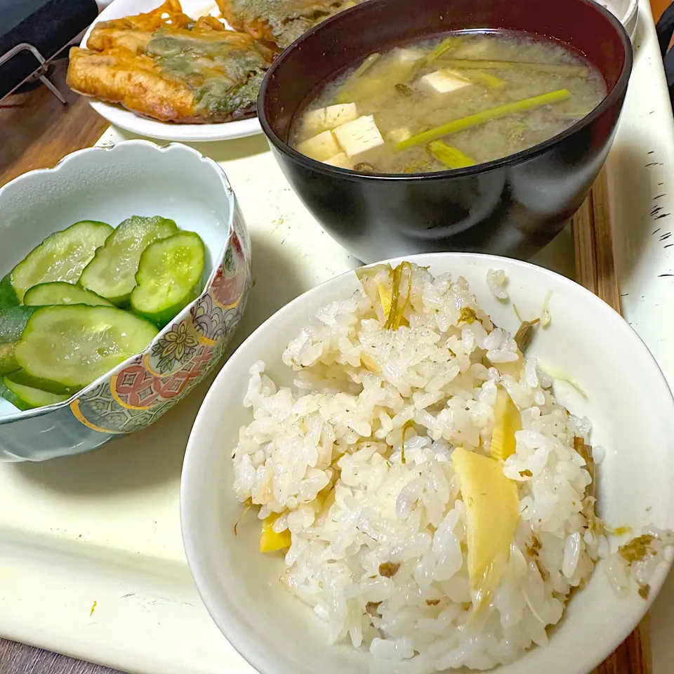 今朝掘って湯がいた筍と摘んで湯がいたワラビをお味噌汁と炊き込みご飯に(^^)花冷えだったが食卓には春が来た🌸|美味飯さん