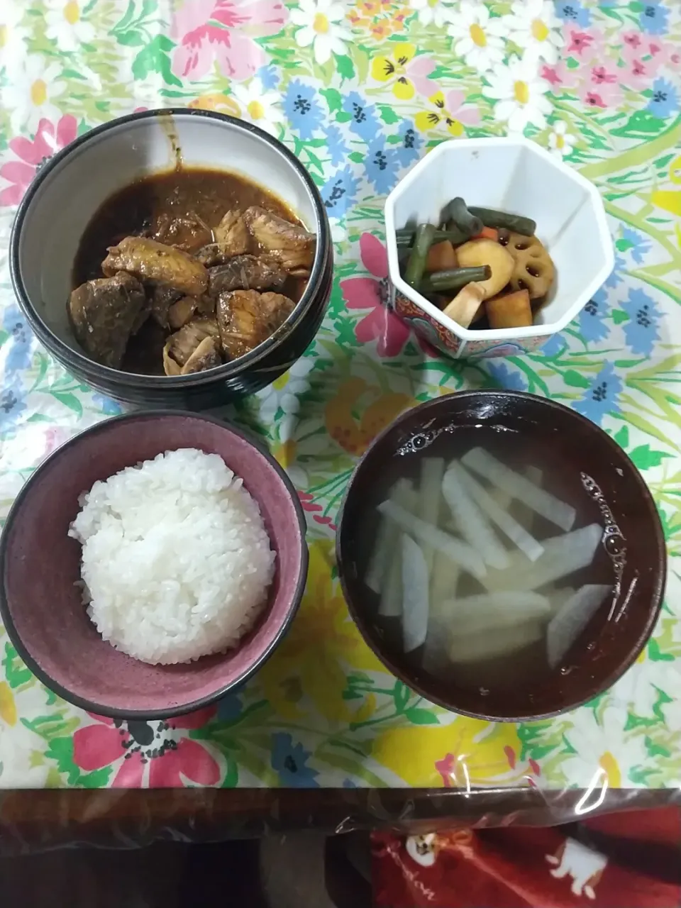 お手軽 夕飯
鯖(缶)味噌煮風炒め  レンチン野菜炊き合わせ(冷凍野菜和風ミックス使用)  大根すまし|はやとさん