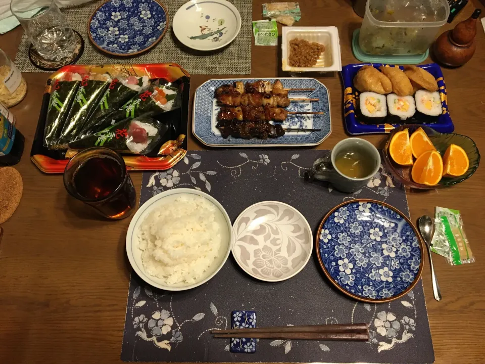 ご飯、鳥レバー串,鳥もも肉+ニンニク串、手巻き寿司セット、助六、胡麻高菜漬け、烏龍茶、ネーブル、ミックスフルーツジュースゼリー(夕飯)|enarinさん
